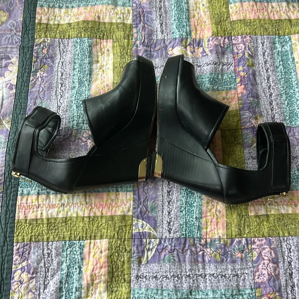 Sexy Gianni Bini Gold Plated Platform Wedge Heel Y2K